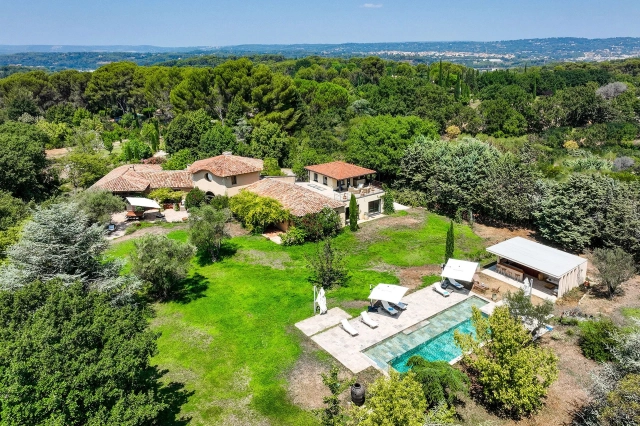 7 Bedroom(s) - 4 Bathroom(s) - 11,245m² land for sale in Bouches-du-Rhône, Provence-Alpes-Côte-d'Azur, France - FrenchPropertyPortal.com Aix en Provence Area for sale for 3,850,000€ in Bouches-du-Rhône, Provence-Alpes-Côte-d'Azur
