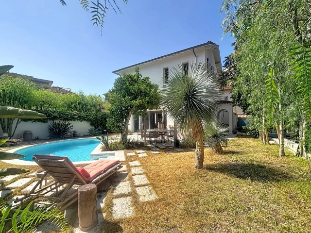 3 Bedroom(s) - 2 Bathroom(s) - 395m² land for sale in Alpes-Maritimes, Provence-Alpes-Côte-d'Azur, France - FrenchPropertyPortal.com Antibes Area for sale for 1,690,000€ in Alpes-Maritimes, Provence-Alpes-Côte-d'Azur