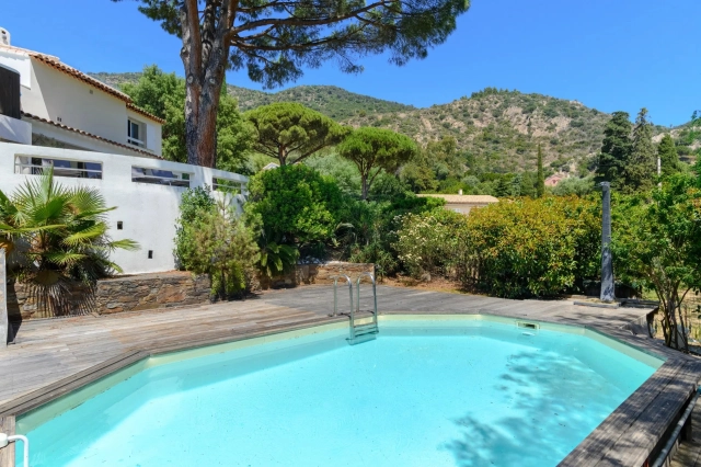5 Bedroom(s) - 5 Bathroom(s) - 1,225m² land for sale in Var, Provence-Alpes-Côte-d\'Azur, France - FrenchPropertyPortal.com Provence Coast (Cassis to Cavalaire) for sale for 1,995,000€ in Var, Provence-Alpes-Côte-d\'Azur