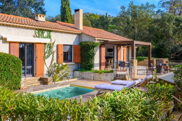 4 Bedroom(s) - 2 Bathroom(s) - 1,372m² land for sale in Var, Provence-Alpes-Côte-d\'Azur, France - FrenchPropertyPortal.com Provence Coast (Cassis to Cavalaire) for sale for 1,400,000€ in Var, Provence-Alpes-Côte-d\'Azur