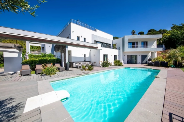 9 Bedroom(s) - 9 Bathroom(s) - 2,095m² land for sale in Var, Provence-Alpes-Côte-d\'Azur, France - FrenchPropertyPortal.com Provence Coast (Cassis to Cavalaire) for sale for 2,990,000€ in Var, Provence-Alpes-Côte-d\'Azur