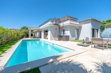 4 Bedroom(s) - 4 Bathroom(s) - 738m² land for sale in Var, Provence-Alpes-Côte-d\'Azur, France - FrenchPropertyPortal.com St Raphaël, Ste Maxime Area for sale for 1,995,000€ in Var, Provence-Alpes-Côte-d\'Azur
