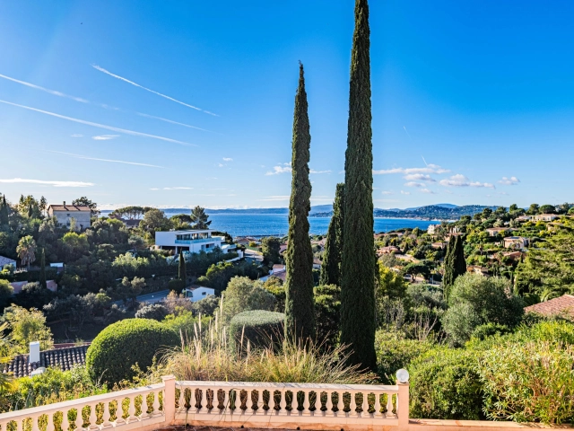 4 Bedroom(s) - 3 Bathroom(s) - 1,000m² land for sale in Var, Provence-Alpes-Côte-d\'Azur, France - FrenchPropertyPortal.com St Raphaël, Ste Maxime Area for sale for 1,290,000€ in Var, Provence-Alpes-Côte-d\'Azur