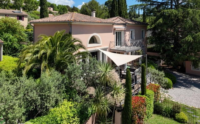 5 Bedroom(s) - 4 Bathroom(s) - 1,072m² land for sale in Bouches-du-Rhône, Provence-Alpes-Côte-d'Azur, France - FrenchPropertyPortal.com Aix en Provence Area for sale for 1,195,000€ in Bouches-du-Rhône, Provence-Alpes-Côte-d'Azur