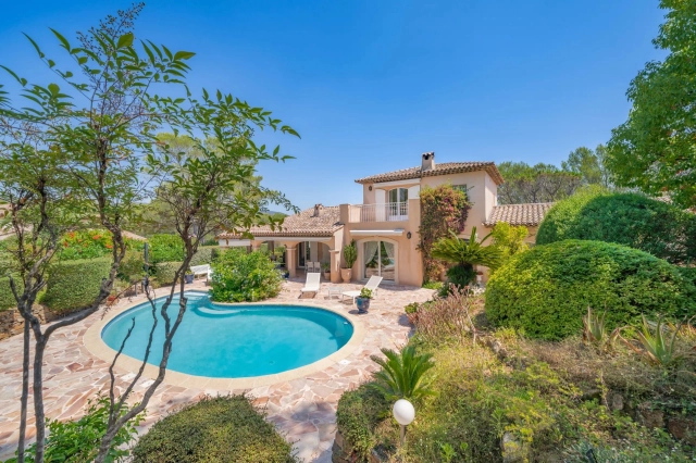 4 Bedroom(s) - 4 Bathroom(s) - 1,390m² land for sale in Var, Provence-Alpes-Côte-d\'Azur, France - FrenchPropertyPortal.com St Raphaël, Ste Maxime Area for sale for 1,290,000€ in Var, Provence-Alpes-Côte-d\'Azur