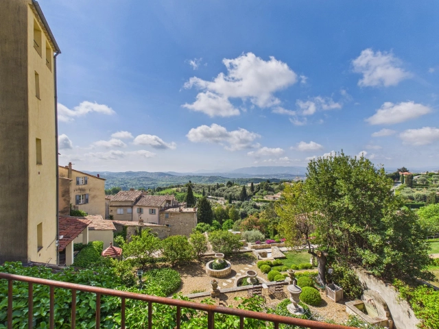 5 Bedroom(s) - 2 Bathroom(s) - 0 m² land for sale in Alpes-Maritimes, Provence-Alpes-Côte-d'Azur, France - FrenchPropertyPortal.com Mougins, Valbonne, Grasse Area for sale for 1,195,000€ in Alpes-Maritimes, Provence-Alpes-Côte-d'Azur