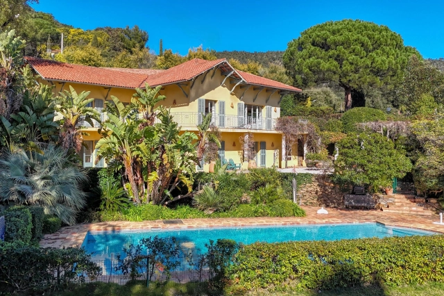 8 Bedroom(s) - 6 Bathroom(s) - 3,000m² land for sale in Var, Provence-Alpes-Côte-d\'Azur, France - FrenchPropertyPortal.com Provence Coast (Cassis to Cavalaire) for sale for 2,750,000€ in Var, Provence-Alpes-Côte-d\'Azur