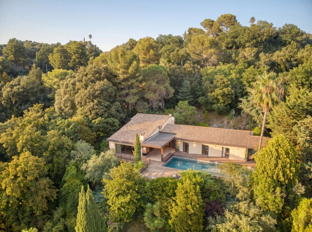6 Bedroom(s) - 6 Bathroom(s) - 4,638m² land for sale in Alpes-Maritimes, Provence-Alpes-Côte-d'Azur, France - FrenchPropertyPortal.com Vence, St. Paul Area for sale for 2,290,000€ in Alpes-Maritimes, Provence-Alpes-Côte-d'Azur