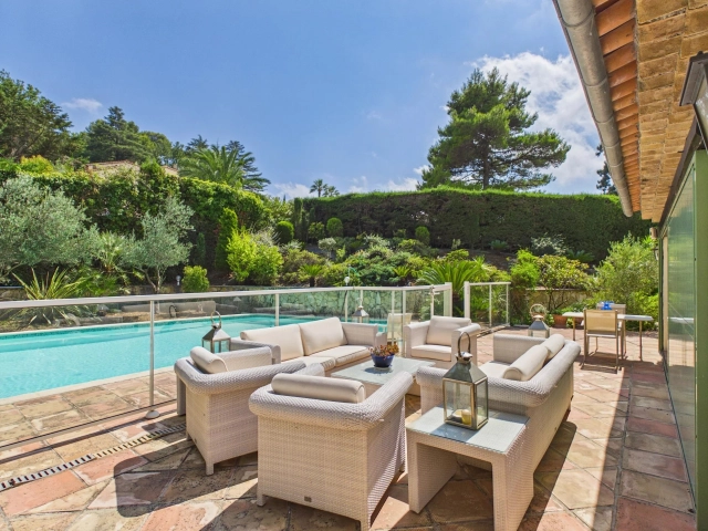 4 Bedroom(s) - 3 Bathroom(s) - 2,016m² land for sale in Alpes-Maritimes, Provence-Alpes-Côte-d'Azur, France - FrenchPropertyPortal.com Mougins, Valbonne, Grasse Area for sale for 1,375,000€ in Alpes-Maritimes, Provence-Alpes-Côte-d'Azur