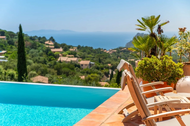 4 Bedroom(s) - 3 Bathroom(s) - 2,342m² land for sale in Var, Provence-Alpes-Côte-d\'Azur, France - FrenchPropertyPortal.com Provence Coast (Cassis to Cavalaire) for sale for 2,980,000€ in Var, Provence-Alpes-Côte-d\'Azur