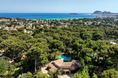 5 Bedroom(s) - 3 Bathroom(s) - 2,000m² land for sale in Var, Provence-Alpes-Côte-d\'Azur, France - FrenchPropertyPortal.com Provence Coast (Cassis to Cavalaire) for sale for 2,390,000€ in Var, Provence-Alpes-Côte-d\'Azur