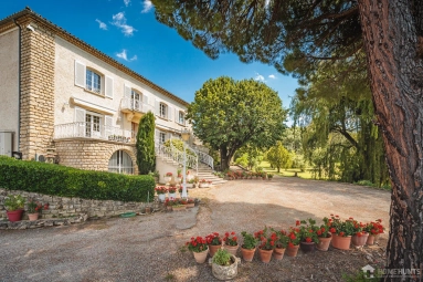 6 Bedroom(s) - 4 Bathroom(s) - 24,455m² land for sale in Vaucluse, Provence-Alpes-Côte-d\'Azur, France - FrenchPropertyPortal.com The Luberon / Vaucluse for sale for 1,294,000€ in Vaucluse, Provence-Alpes-Côte-d\'Azur