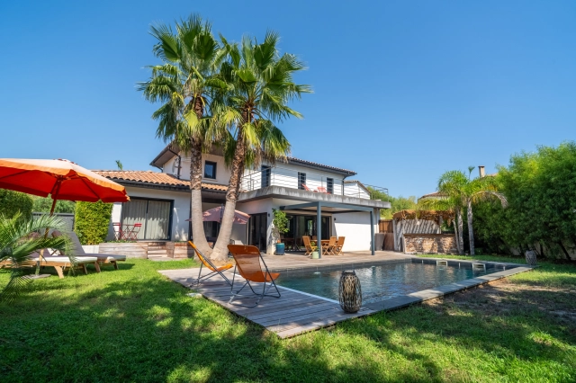 5 Bedroom(s) - 2 Bathroom(s) - 840m² land for sale in Var, Provence-Alpes-Côte-d\'Azur, France - FrenchPropertyPortal.com Provence Coast (Cassis to Cavalaire) for sale for 1,495,000€ in Var, Provence-Alpes-Côte-d\'Azur