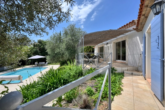 5 Bedroom(s) - 3 Bathroom(s) - 2,000m² land for sale in Gard, Languedoc-Roussillon, France - FrenchPropertyPortal.com Uzes Area for sale for 850,000€ in Gard, Languedoc-Roussillon