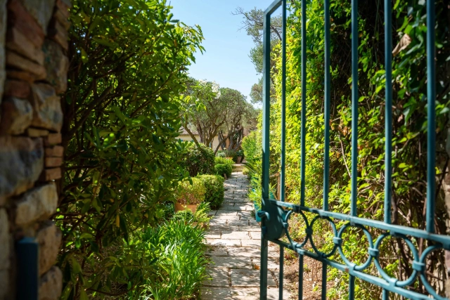 6 Bedroom(s) - 6 Bathroom(s) - 500m² land for sale in Var, Provence-Alpes-Côte-d\'Azur, France - FrenchPropertyPortal.com St. Tropez, Grimaud Area for sale for 6,500,000€ in Var, Provence-Alpes-Côte-d\'Azur