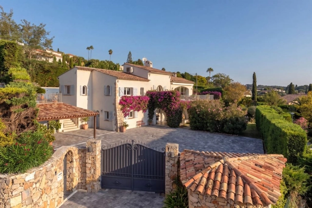 6 Bedroom(s) - 4 Bathroom(s) - 1,739m² land for sale in Alpes-Maritimes, Provence-Alpes-Côte-d'Azur, France - FrenchPropertyPortal.com Antibes Area for sale for 3,450,000€ in Alpes-Maritimes, Provence-Alpes-Côte-d'Azur