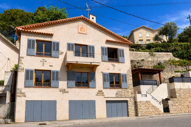 3 Bedroom(s) - 2 Bathroom(s) - 710m² land for sale in Alpes-Maritimes, Provence-Alpes-Côte-d'Azur, France - FrenchPropertyPortal.com Mougins, Valbonne, Grasse Area for sale for 645,000€ in Alpes-Maritimes, Provence-Alpes-Côte-d'Azur