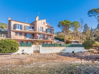 8 Bedroom(s) - 6 Bathroom(s) - 655m² land for sale in Var, Provence-Alpes-Côte-d\'Azur, France - FrenchPropertyPortal.com St Raphaël, Ste Maxime Area for sale for 2,700,000€ in Var, Provence-Alpes-Côte-d\'Azur