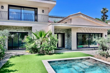 4 Bedroom(s) - 3 Bathroom(s) - 550m² land for sale in Var, Provence-Alpes-Côte-d\'Azur, France - FrenchPropertyPortal.com St Raphaël, Ste Maxime Area for sale for 1,365,000€ in Var, Provence-Alpes-Côte-d\'Azur