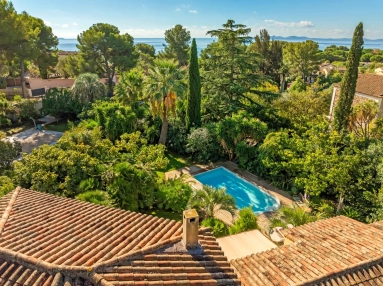 5 Bedroom(s) - 4 Bathroom(s) - 1,000m² land for sale in Var, Provence-Alpes-Côte-d\'Azur, France - FrenchPropertyPortal.com Provence Coast (Cassis to Cavalaire) for sale for 2,100,000€ in Var, Provence-Alpes-Côte-d\'Azur