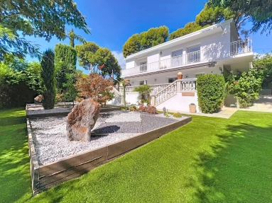 4 Bedroom(s) - 2 Bathroom(s) - 833m² land for sale in Alpes-Maritimes, Provence-Alpes-Côte-d'Azur, France - FrenchPropertyPortal.com Antibes Area for sale for 2,300,000€ in Alpes-Maritimes, Provence-Alpes-Côte-d'Azur