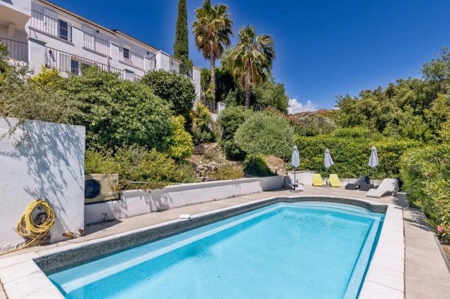 8 Bedroom(s) - 5 Bathroom(s) - 1,000m² land for sale in Var, Provence-Alpes-Côte-d\'Azur, France - FrenchPropertyPortal.com St Raphaël, Ste Maxime Area for sale for 1,690,000€ in Var, Provence-Alpes-Côte-d\'Azur