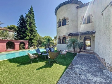 4 Bedroom(s) - 2 Bathroom(s) - 902m² land for sale in Alpes-Maritimes, Provence-Alpes-Côte-d'Azur, France - FrenchPropertyPortal.com Antibes Area for sale for 3,180,000€ in Alpes-Maritimes, Provence-Alpes-Côte-d'Azur