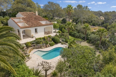 4 Bedroom(s) - 4 Bathroom(s) - 1,280m² land for sale in Var, Provence-Alpes-Côte-d\'Azur, France - FrenchPropertyPortal.com St Raphaël, Ste Maxime Area for sale for 1,490,000€ in Var, Provence-Alpes-Côte-d\'Azur