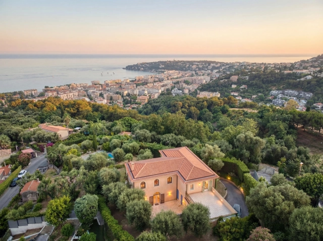 4 Bedroom(s) - 4 Bathroom(s) - 2,900m² land for sale in Alpes-Maritimes, Provence-Alpes-Côte-d'Azur, France - FrenchPropertyPortal.com Menton, Cap Martin Area for sale for 3,950,000€ in Alpes-Maritimes, Provence-Alpes-Côte-d'Azur