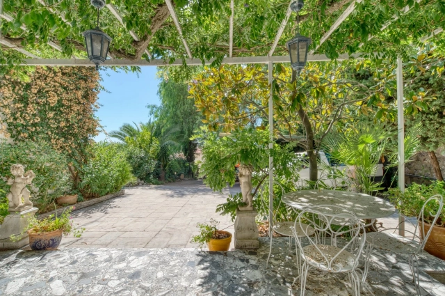 7 Bedroom(s) - 5 Bathroom(s) - 1,100m² land for sale in Alpes-Maritimes, Provence-Alpes-Côte-d'Azur, France - FrenchPropertyPortal.com Menton, Cap Martin Area for sale for 3,180,000€ in Alpes-Maritimes, Provence-Alpes-Côte-d'Azur