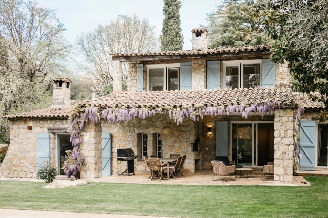 4 Bedroom(s) - 3 Bathroom(s) - 5,700m² land for sale in Alpes-Maritimes, Provence-Alpes-Côte-d'Azur, France - FrenchPropertyPortal.com Mougins, Valbonne, Grasse Area for sale for 2,370,000€ in Alpes-Maritimes, Provence-Alpes-Côte-d'Azur