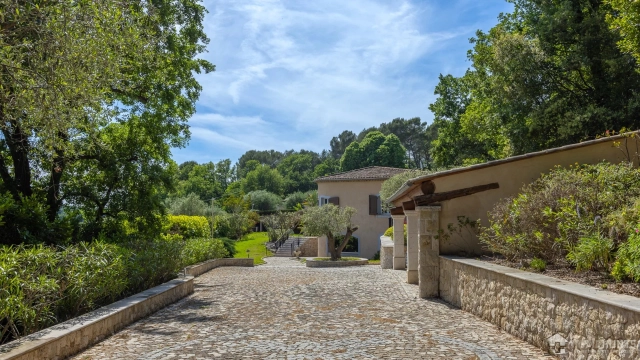 5 Bedroom(s) - 3 Bathroom(s) - 2,380m² land for sale in Alpes-Maritimes, Provence-Alpes-Côte-d'Azur, France - FrenchPropertyPortal.com Mougins, Valbonne, Grasse Area for sale for 1,590,000€ in Alpes-Maritimes, Provence-Alpes-Côte-d'Azur