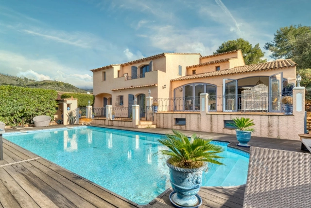 4 Bedroom(s) - 3 Bathroom(s) - 1,964m² land for sale in Alpes-Maritimes, Provence-Alpes-Côte-d'Azur, France - FrenchPropertyPortal.com Villefranche, Cap Ferrat Area for sale for 1,290,000€ in Alpes-Maritimes, Provence-Alpes-Côte-d'Azur