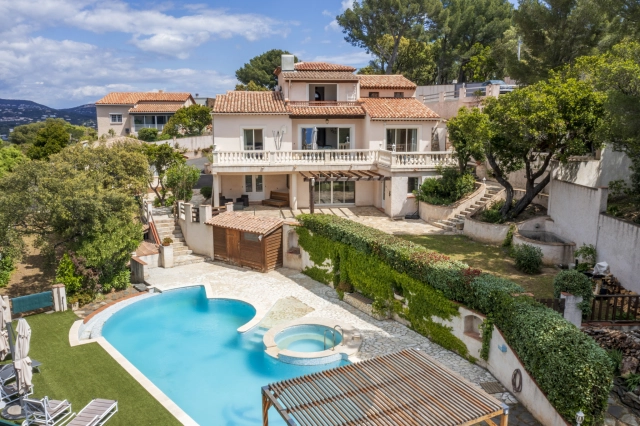 6 Bedroom(s) - 4 Bathroom(s) - 1,942m² land for sale in Var, Provence-Alpes-Côte-d\'Azur, France - FrenchPropertyPortal.com Provence Coast (Cassis to Cavalaire) for sale for 1,995,000€ in Var, Provence-Alpes-Côte-d\'Azur