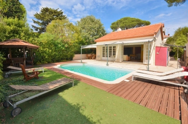 4 Bedroom(s) - 4 Bathroom(s) - 685m² land for sale in Alpes-Maritimes, Provence-Alpes-Côte-d'Azur, France - FrenchPropertyPortal.com Antibes Area for sale for 1,575,000€ in Alpes-Maritimes, Provence-Alpes-Côte-d'Azur