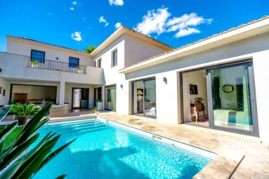 3 Bedroom(s) - 3 Bathroom(s) - 606m² land for sale in Var, Provence-Alpes-Côte-d\'Azur, France - FrenchPropertyPortal.com St Raphaël, Ste Maxime Area for sale for 1,295,000€ in Var, Provence-Alpes-Côte-d\'Azur