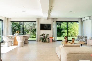 3 Bedroom(s) - 3 Bathroom(s) - 1,300m² land for sale in Bouches-du-Rhône, Provence-Alpes-Côte-d'Azur, France - FrenchPropertyPortal.com Aix en Provence Area for sale for 1,220,000€ in Bouches-du-Rhône, Provence-Alpes-Côte-d'Azur