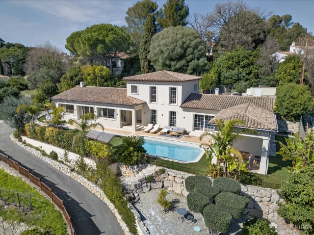 5 Bedroom(s) - 3 Bathroom(s) - 1,494m² land for sale in Alpes-Maritimes, Provence-Alpes-Côte-d'Azur, France - FrenchPropertyPortal.com Mougins, Valbonne, Grasse Area for sale for 2,590,000€ in Alpes-Maritimes, Provence-Alpes-Côte-d'Azur