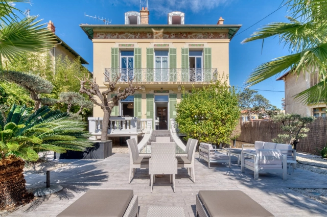 7 Bedroom(s) - 3 Bathroom(s) - 647m² land for sale in Alpes-Maritimes, Provence-Alpes-Côte-d'Azur, France - FrenchPropertyPortal.com Cannes Area for sale for 2,240,000€ in Alpes-Maritimes, Provence-Alpes-Côte-d'Azur