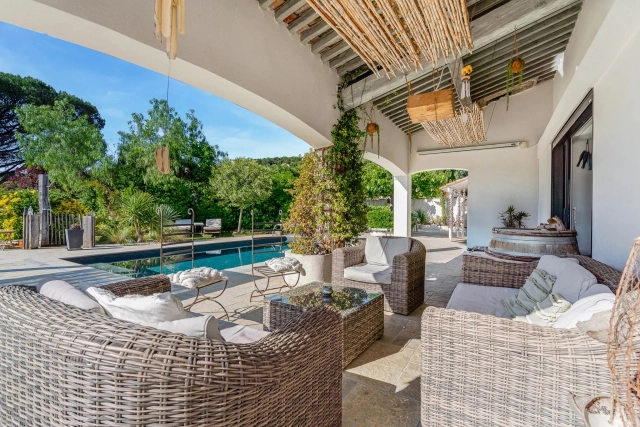 7 Bedroom(s) - 6 Bathroom(s) - 1,675m² land for sale in Var, Provence-Alpes-Côte-d\'Azur, France - FrenchPropertyPortal.com St Raphaël, Ste Maxime Area for sale for 1,950,000€ in Var, Provence-Alpes-Côte-d\'Azur