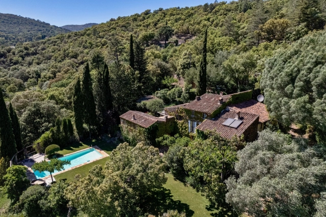 8 Bedroom(s) - 2 Bathroom(s) - 40,000m² land for sale in Var, Provence-Alpes-Côte-d\'Azur, France - FrenchPropertyPortal.com St. Tropez, Grimaud Area for sale for 3,750,000€ in Var, Provence-Alpes-Côte-d\'Azur