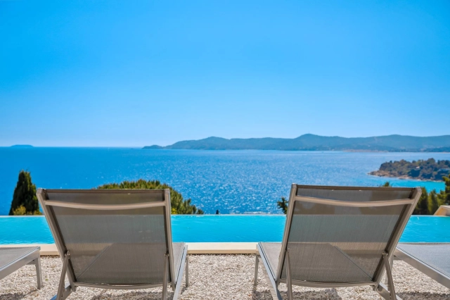 6 Bedroom(s) - 3 Bathroom(s) - 1,226m² land for sale in Var, Provence-Alpes-Côte-d\'Azur, France - FrenchPropertyPortal.com Provence Coast (Cassis to Cavalaire) for sale for 2,980,000€ in Var, Provence-Alpes-Côte-d\'Azur
