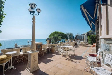 4 Bedroom(s) - 3 Bathroom(s) - 730m² land for sale in Var, Provence-Alpes-Côte-d\'Azur, France - FrenchPropertyPortal.com St Raphaël, Ste Maxime Area for sale for 3,980,000€ in Var, Provence-Alpes-Côte-d\'Azur