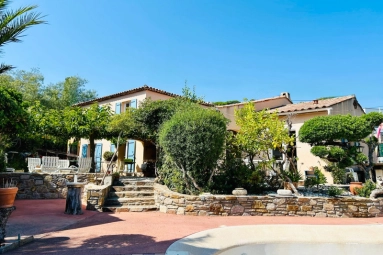 5 Bedroom(s) - 2 Bathroom(s) - 1,277m² land for sale in Var, Provence-Alpes-Côte-d\'Azur, France - FrenchPropertyPortal.com St Raphaël, Ste Maxime Area for sale for 1,290,000€ in Var, Provence-Alpes-Côte-d\'Azur