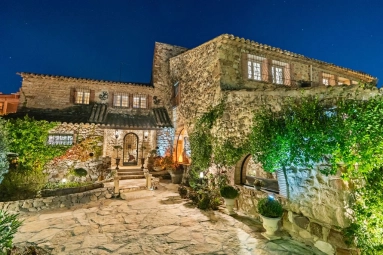 5 Bedroom(s) - 3 Bathroom(s) - 1,700m² land for sale in Alpes-Maritimes, Provence-Alpes-Côte-d'Azur, France - FrenchPropertyPortal.com Mougins, Valbonne, Grasse Area for sale for 3,200,000€ in Alpes-Maritimes, Provence-Alpes-Côte-d'Azur