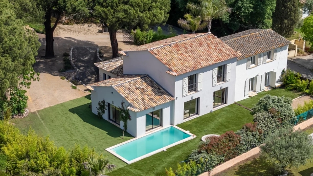 4 Bedroom(s) - 4 Bathroom(s) - 1,600m² land for sale in Var, Provence-Alpes-Côte-d\'Azur, France - FrenchPropertyPortal.com St. Tropez, Grimaud Area for sale for 2,250,000€ in Var, Provence-Alpes-Côte-d\'Azur