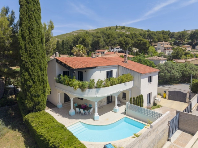 6 Bedroom(s) - 3 Bathroom(s) - 0 m² land for sale in Bouches-du-Rhône, Provence-Alpes-Côte-d'Azur, France - FrenchPropertyPortal.com Marseille & Cote Bleu for sale for 1,370,000€ in Bouches-du-Rhône, Provence-Alpes-Côte-d'Azur