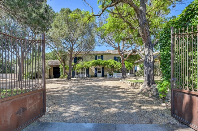 4 Bedroom(s) - 2 Bathroom(s) - 7,200m² land for sale in Bouches-du-Rhône, Provence-Alpes-Côte-d'Azur, France - FrenchPropertyPortal.com Aix en Provence Area for sale for 1,530,000€ in Bouches-du-Rhône, Provence-Alpes-Côte-d'Azur