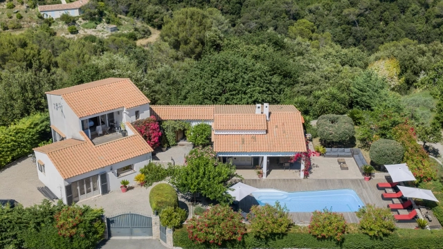 4 Bedroom(s) - 3 Bathroom(s) - 1,594m² land for sale in Alpes-Maritimes, Provence-Alpes-Côte-d'Azur, France - FrenchPropertyPortal.com Antibes Area for sale for 1,620,000€ in Alpes-Maritimes, Provence-Alpes-Côte-d'Azur