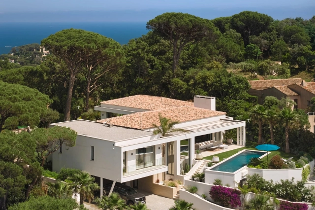 5 Bedroom(s) - 5 Bathroom(s) - 1,980m² land for sale in Var, Provence-Alpes-Côte-d\'Azur, France - FrenchPropertyPortal.com St Raphaël, Ste Maxime Area for sale for 6,990,000€ in Var, Provence-Alpes-Côte-d\'Azur